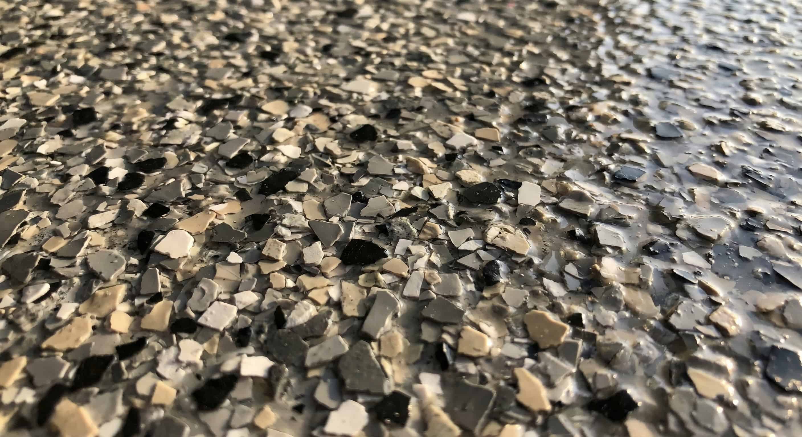 Posadzka dekoracyjna z płatkami flakes – efekt tekstury i głębi